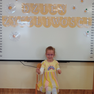 dziewczynka na tle ścianki dzień życzliwości