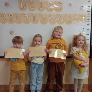 dzieci na tle ścianki dzień życzliwości