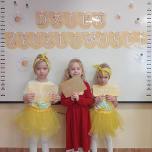 dziewczynki na tle ścianki dzień życzliwości