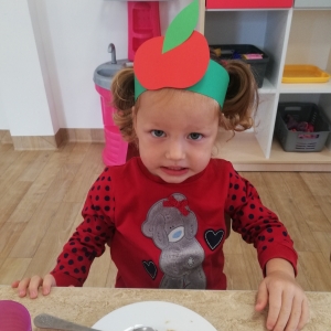 Dzieci smakują ciasto jabłkowe i sok