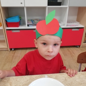 Podczas śniadania z jabłuszkową opaską