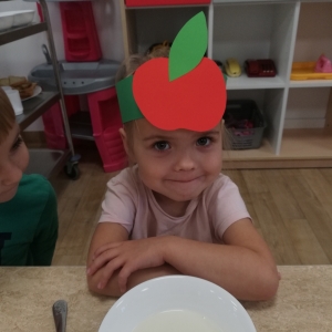 Podczas śniadania z jabłuszkową opaską