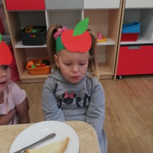 Podczas śniadania z jabłuszkową opaską
