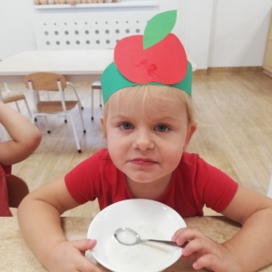 Podczas śniadania z jabłuszkową opaską