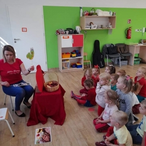 Oglądanie teatrzyku "Entliczek pentliczek"