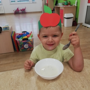Podczas śniadania z jabłuszkową opaską