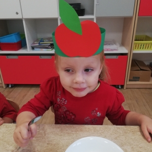 Podczas śniadania z jabłuszkową opaską