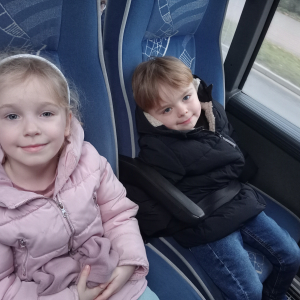 dzieci w autobusie podczas drogi powrotnej