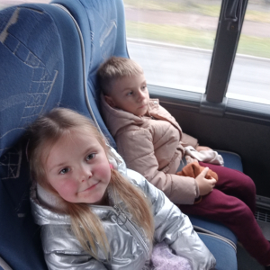 dzieci w autobusie podczas drogi powrotnej
