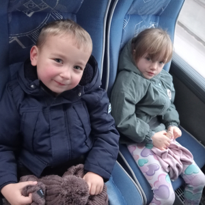 dzieci w autobusie podczas drogi powrotnej