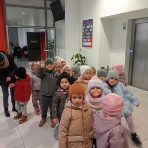 dzieci w Chojnickim Centrum Kultury po spektaklu