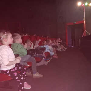 dzieci podczas spektaklu