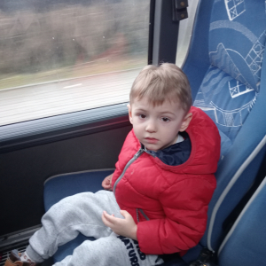 chłopiec  w autobusie