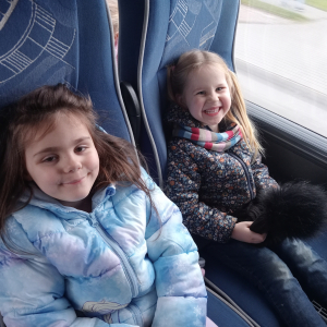 dzieci w autobusie podczas drogi powrotnej