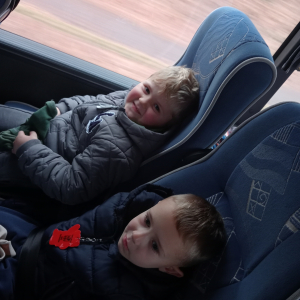 dzieci w autobusie podczas drogi powrotnej