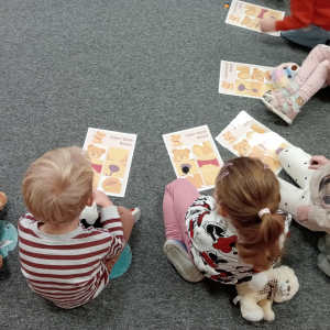 dzieci grające w misiowe bingo na języku angielskim