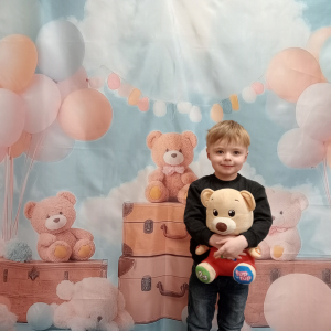 chłopiec z pluszowym misiem