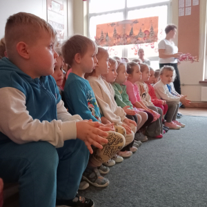 dzieci oglądające przedstawienie