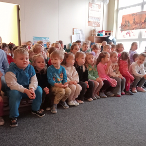 dzieci oglądające przedstawienie