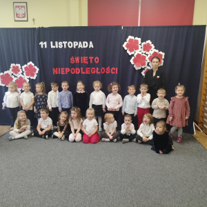 Dzieci pozujące do zdjęcia.