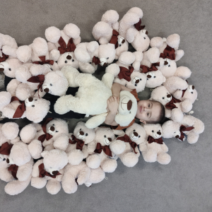 Dzieci łażące z misiami.