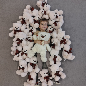 Dzieci łażące z misiami.