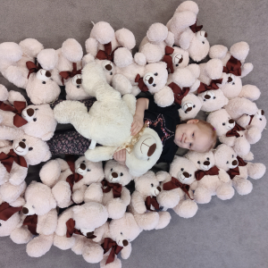 Dzieci łażące z misiami.