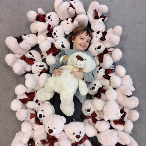 Dzieci łażące z misiami.