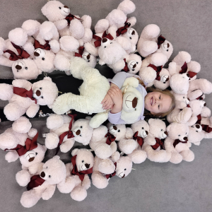 Dzieci łażące z misiami.