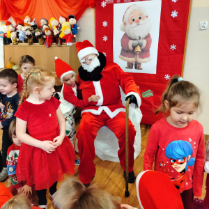 Dzieci stojące przy Mikołaju.