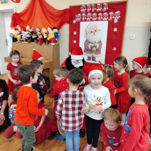 Dzieci rozmawiające z świętym Mikołajem.