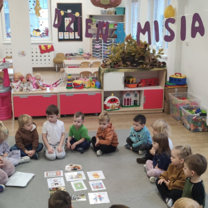 Dzieci poznają historię pluszowego misia.