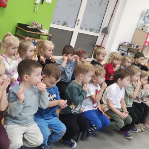 Dzieci z zainteresowaniem wysłuchują opowiadaną bajkę 