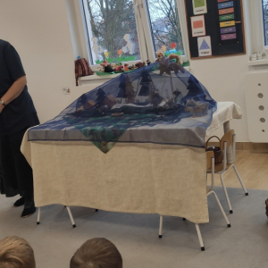 Dzieci z zainteresowaniem wysłuchują opowiadaną bajkę 