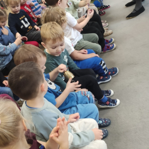 Dzieci poznają przedmioty, które przyniosła Pani Kasia.