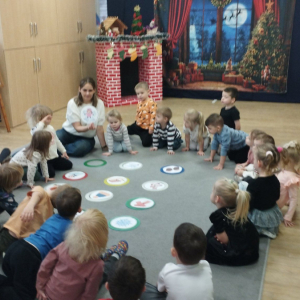 Dzieci zapoznają się z zasadami dojścia do św. Mikołaja przez zakodowaną drogę.