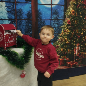 Chłopiec wysyła list do Św. Mikołaja.