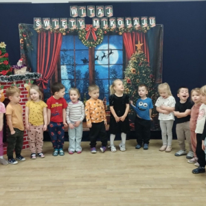 Wspólne pamiątkowe zdjęcie po wysłaniu listów.