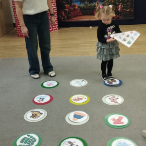 Dzieci idą zakodowaną drogą do św. Mikołaja.