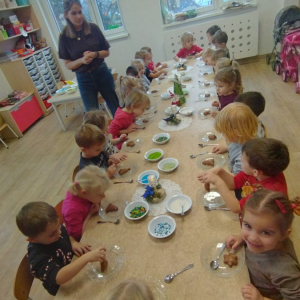 Dzieci ozdabiają i degustują pierniczki.