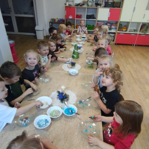 Dzieci ozdabiają i degustują pierniczki.