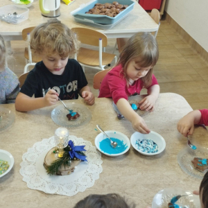 Dzieci ozdabiają i degustują pierniczki.