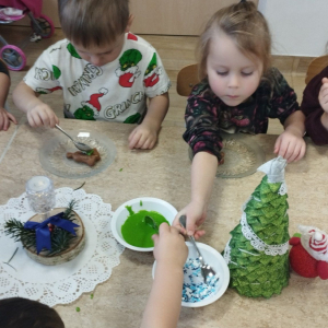Dzieci ozdabiają i degustują pierniczki.