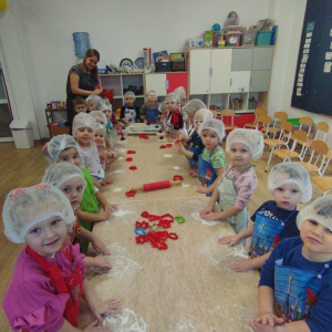 Dzieci wyrabiają ciasto i wykrawają pierniczki.