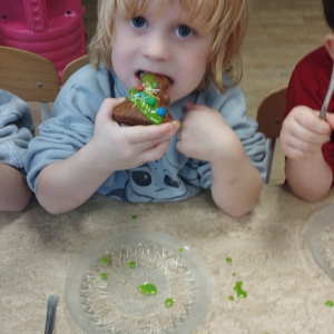 Dziecko degustuje pierniczka. 