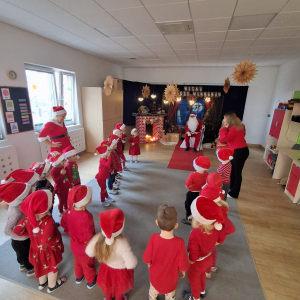 Dzieci tańczą i śpiewają piosenkę dla św. Mikołaja.