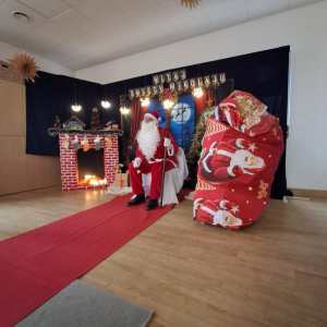 Zdjęcie św. Mikołaja z prezentami.