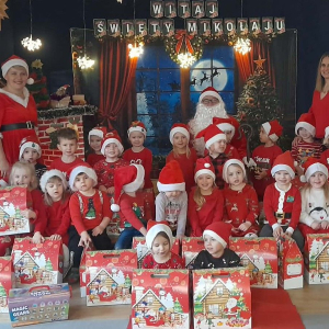 Pamiątkowe zdjęcie ze św. Mikołajem.