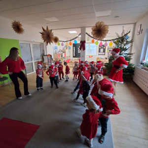 Dzieci tańczą i śpiewają piosenkę dla św. Mikołaja.