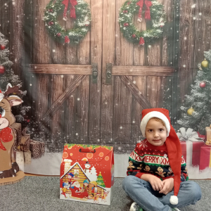 dziecko z prezentem od Mikołaja